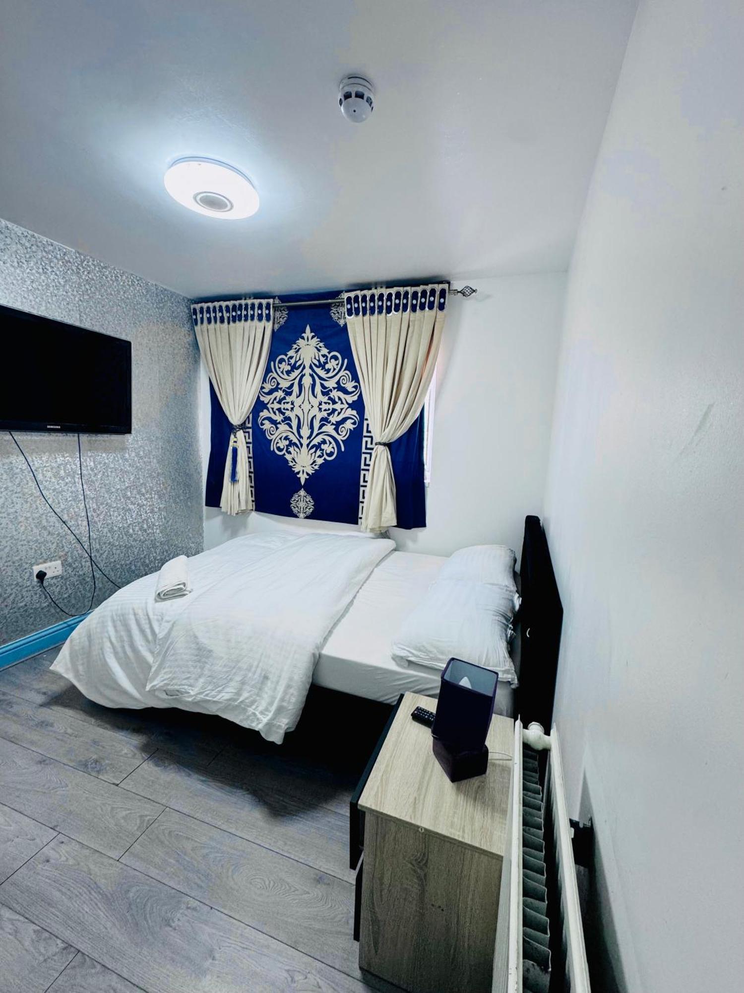 Unique Private Rooms 볼턴 외부 사진